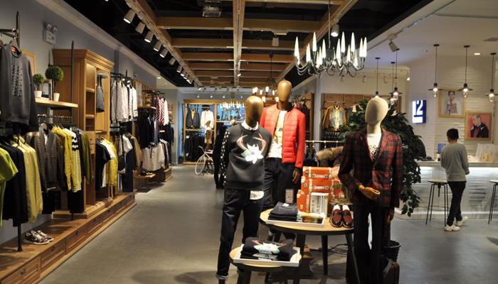 做服装店你除了要会选衣服，还要会选灯噢